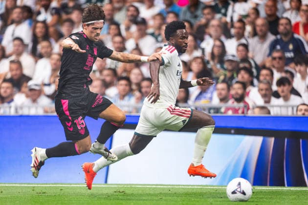 MADRID, SPAIN - AUGUST 30: Vinicius Junior of Real Madrid (R) runs with the ball under pressure from Angel Recio of Malaga (L) during the LaLiga EA Sports football match between Real Madrid and Malaga at Estadio Santiago Bernabeu on August 30, 2026 in Madrid, Spain. (Photo by Ricardo Nogueira Sports Press Photo) Copyright: xRicardoxNogueira SportsxPressxPhotox Sportspressphoto_SPR219897
