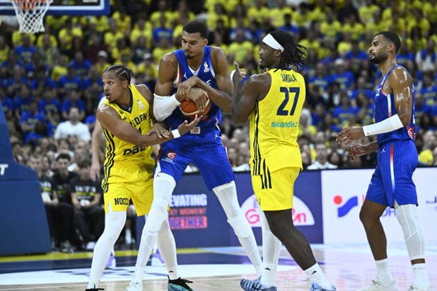 France s Victor Wembanyama battles Sweden s Melwin Pantzar and Zaba Bangala during the FIBA World Cup Qualifier, second round, Group L, basketball game between Sweden and France at Avicii Arena in Stockholm, Sweden, on August 30, 2026 STOCKHOLM SWEDEN x10080x  Copyright: xFredrikxSandberg TTx BASKET WORLD CUP QUALIFIER SWEDEN-FRANCE