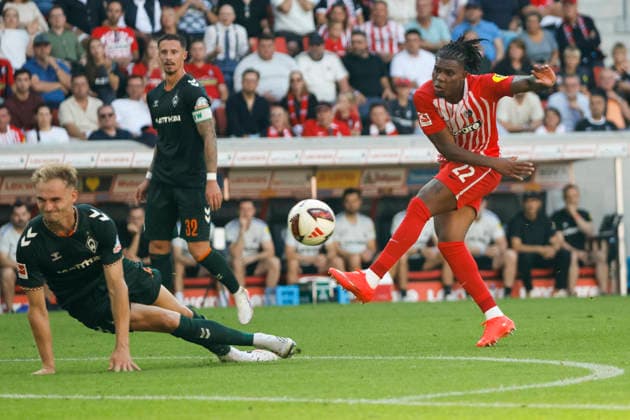 Amos Pieper (SV Werder Bremen, 05) und Cyriaque Irie (SC Freiburg, 22) im Kampf um den Ball , Deutschland, Fussball, 1. Bundesliga, 1.Spieltag, 2026 2027, SC Freiburg vs. SV Werder Bremen, 30.08.2026, Freiburg im Breisgau Europa-Park Stadion Deutschland *** Amos Pieper (SV Werder Bremen), 5, and Cyriaque Irie (SC Freiburg), 22, battling for the ball, Germany, soccer, Bundesliga 1, Matchday 1, 2026–2027, SC Freiburg vs. SV Werder Bremen, August 30, 2026, Freiburg im Breisgau, Europa-Park Stadium, Germany Copyright: xGrantxHubbsx
