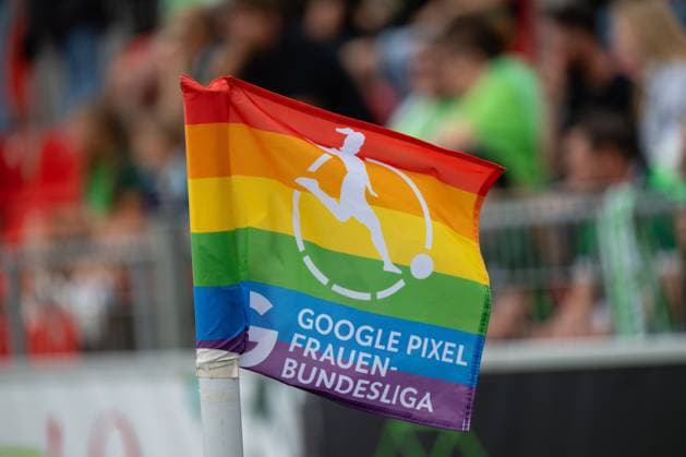 Eckfahne, Regenbogen, Logo, Bayer 04 Leverkusen Frauen vs. VfL Wolfsburg Frauen, Fussball, Google Pixel Frauen-Bundesliga, 3. Spieltag, 2026 2027, 30.08.2026 DFB regulations prohibit any use of photographs as image sequences and or quasi-video Leverkusen Nordrhein-Westfalen Deutschland *** Corner flag, rainbow, logo, Bayer 04 Leverkusen Women vs. VfL Wolfsburg Women, soccer, Google Pixel Women s Bundesliga, Matchday 3, 2026–2027, August 30, 2026 DFB regulations prohibit any use of photographs as image sequences and or quasi-video Leverkusen, North Rhine-Westphalia, Germany Copyright: xkolbert-press MarkusxVerwimpx