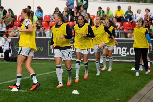Wolfsburger Ersatzspielerinnen beim Warm-up, Bayer 04 Leverkusen Frauen vs. VfL Wolfsburg Frauen, Fussball, Google Pixel Frauen-Bundesliga, 3. Spieltag, 2026 2027, 30.08.2026 DFB regulations prohibit any use of photographs as image sequences and or quasi-video Leverkusen Nordrhein-Westfalen Deutschland *** Wolfsburg substitutes warming up, Bayer 04 Leverkusen Women vs. VfL Wolfsburg Women, Soccer, Google Pixel Women s Bundesliga, Matchday 3, 2026–2027, August 30, 2026. DFB regulations prohibit any use of photographs as image sequences and or quasi-video. Leverkusen, North Rhine-Westphalia, Germany Copyright: xkolbert-press MarkusxVerwimpx