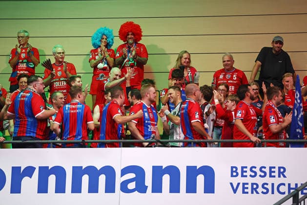 August 30, 2026, xovx, Opel Handball Bundesliga, HSG Wetzlar vs. SG BBM Bietigheim: The SC BBM Bietigheim players celebrate their 35–33 victory in Wetzlar with Eintracht Frankfurt fans. Wetzlar Buderus Arena, Hesse, Germany, DE