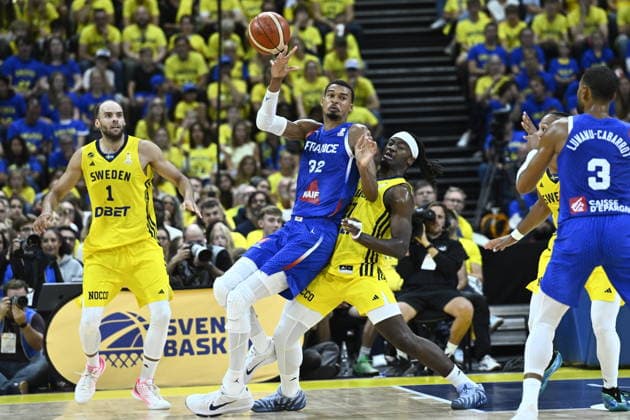 STOCKHOLM, SWEDEN August 30, 2026: France s Victor Wembanyama vs. Sweden s Zaba Bangala and Denzel Andersson (left) during the FIBA World Cup Qualifier, second round, Group L, basketball game between Sweden and France at Avicii Arena in Stockholm, Sweden, August 30, 2026 STOCKHOLM SWEDEN x10080x  Copyright: xFredrikxSandberg TTx BASKET WORLD CUP QUALIFIER SWEDEN-FRANCE