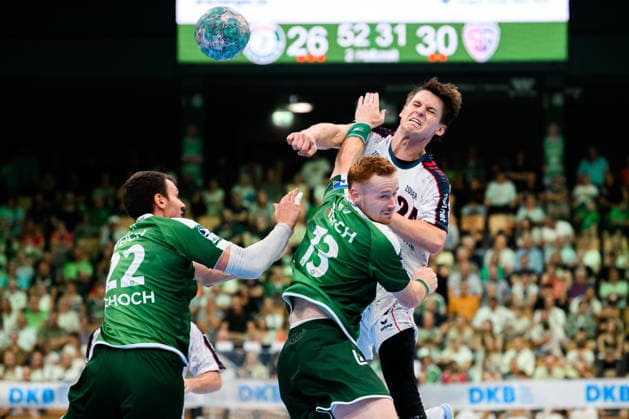 Wetzlar HBL 26 27 HSG Wetzlar SG BBM Bietigheim (from left): Jona Schoch (Wetzlar), Tomas Piroch (Wetzlar), Maxim Orlov (Bietigheim); Wetzlar Buderus Arena, Germany