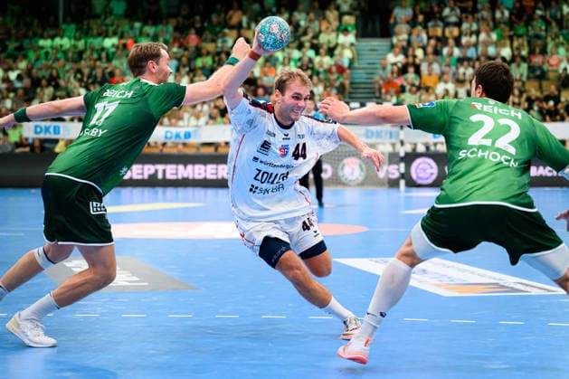 Wetzlar HBL 26 27 HSG Wetzlar SG BBM Bietigheim (from left): Peter Overby (Wetzlar), Mathias Larson (Bietigheim), Jona Schoch (Wetzlar) Wetzlar Buderus Arena, Germany