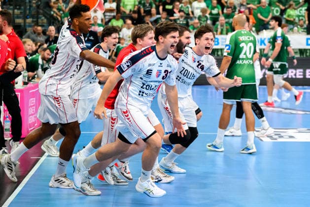 Wetzlar HBL 26 27 HSG Wetzlar SG BBM Bietigheim Djibril M. Bengue (Bietigheim), Alexander Pfeifer (Bietigheim), Maxim Orlov (Bietigheim) Celebrations at the end Celebrations at the end Emotion Joy Wetzlar Buderus Arena Germany