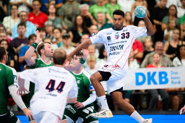 Wetzlar HBL 26 27 HSG Wetzlar SG BBM Bietigheim Djibril M. Bengue (Bietigheim) passes to Mathias Larson (Bietigheim) Wetzlar Buderus Arena, Germany
