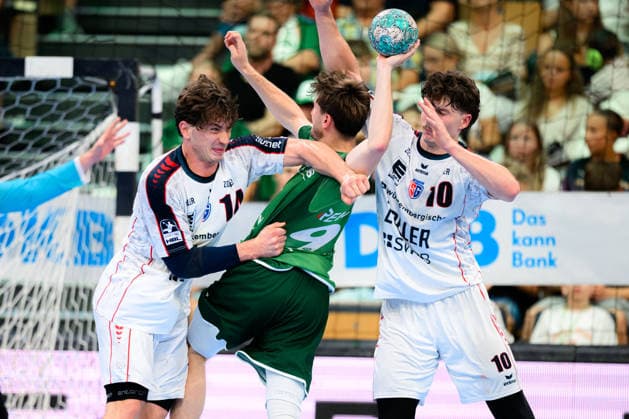 Wetzlar HBL 26 27 HSG Wetzlar SG BBM Bietigheim (from left) in a one-on-one battle: Fynn Nicolaus (Bietigheim), Niklas Theiß (Wetzlar), Jonas Josef (Bietigheim Wetzlar) at Buderus Arena, Germany