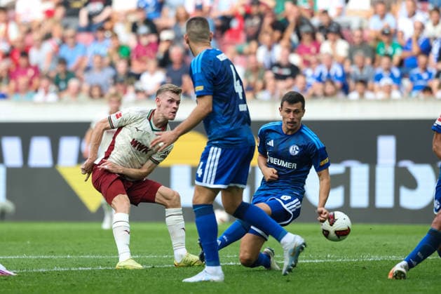 Anton Kade (FC Augsburg, 30) mit Ron Schallenberg (FC Schalke 04, 06) und Hasan Kurucay (FC Schalke 04, 04), GER, FC Augsburg vs. FC Schalke 04, Fussball, Bundesliga, 1. Spieltag, Saison 2026 2027, 30.08.2026, DFL DFB REGULATIONS PROHIBIT ANY USE OF PHOTOGRAPHS as IMAGE SEQUENCES and or QUASI-VIDEO, GER, FC Augsburg vs. FC Schalke 04, Fussball, Bundesliga, 1. Spieltag, Saison 2026 2027, 30.08.2026 Augsburg *** Anton Kade (FC Augsburg), 30, with Ron Schallenberg (FC Schalke 04), 06, and Hasan Kurucay (FC Schalke 04), 04, GER, FC Augsburg vs. FC Schalke 04, Soccer, Bundesliga, Matchday 1, 2026–2027 Season, August 30, 2026, DFL and DFB regulations prohibit any use of photographs as image sequences and or quasi-video, GER, FC Augsburg vs. FC Schalke 04, soccer, Bundesliga, Matchday 1, 2026–2027 season, August 30, 2026, Augsburg Copyright: xEibner-Pressefoto JennixMaulx EP_JML