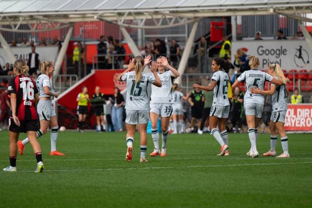 Mannschaft des VfL jubelt, Bayer 04 Leverkusen Frauen vs. VfL Wolfsburg Frauen, Fussball, Google Pixel Frauen-Bundesliga, 3. Spieltag, 2026 2027, 30.08.2026 DFB regulations prohibit any use of photographs as image sequences and or quasi-video Leverkusen Nordrhein-Westfalen Deutschland *** VfL team celebrates, Bayer 04 Leverkusen Women vs. VfL Wolfsburg Women, Soccer, Google Pixel Women s Bundesliga, Matchday 3, 2026–2027, August 30, 2026 DFB regulations prohibit any use of photographs as image sequences and or quasi-video Leverkusen, North Rhine-Westphalia, Germany Copyright: xkolbert-press MarkusxVerwimpx