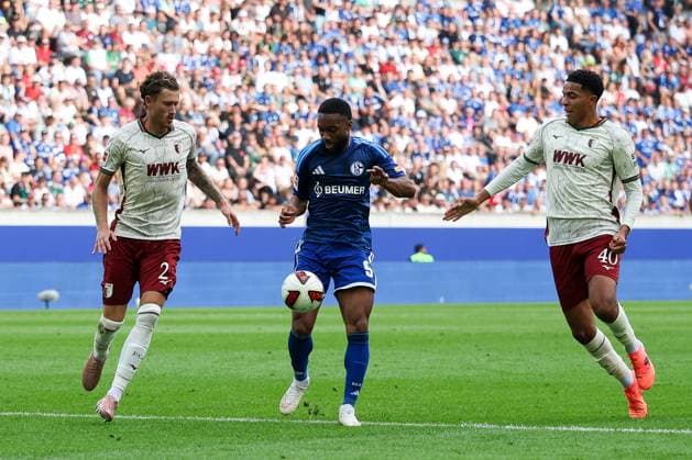 Calvin Brackelmann 2 (FC Augsburg) und Noahkai Banks 40 (FC Augsburg) decken Moussa Sylla 9 (FC Schalke 04) ab, FC Augsburg vs. FC Schalke 04, Fussball, Maenner, Bundesliga, Saison 2026 2027, Hinrunde, 1. Spieltag, 30.08.2026 DFB regulations prohibit any use of photographs as image sequences and or quasi-video Augsburg Bayern Deutschland *** Calvin Brackelmann 2 (FC Augsburg) and Noahkai Banks 40 (FC Augsburg) mark Moussa Sylla 9 (FC Schalke 04), FC Augsburg vs. FC Schalke 04, Soccer, Men, Bundesliga, 2026–2027 Season, First Half of the Season, Matchday 1, August 30, 2026. DFB regulations prohibit any use of photographs as image sequences and or quasi-video. Augsburg, Bavaria, Germany Copyright: xkolbert-press MartinxAgüerax