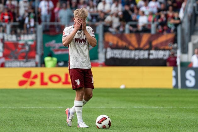 Fussball: Deutschland: 1. Bundesliga 2026 2027 - 1. Spieltag, 30.08.2026 - FC Augsburg vs. FC Schalke 04 (WWK Arena, Augsburg); Hennes Behrens (16, FC Augsburg) *** Soccer Germany 1 Bundesliga 2026–2027, Matchday 1, August 30, 2026: FC Augsburg vs. FC Schalke 04 at WWK Arena, Augsburg, Hennes Behrens 16, FC Augsburg Copyright: xValentinxDomgjonix