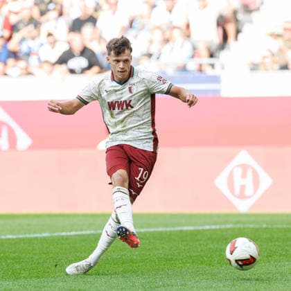 Robin Fellhauer (19, FC Augsburg) beim Spiel zwischen FC Augsburg v FC Schalke 04, Fussball, Herren, Bundesliga, 2026 2027, 1.Spieltag am 30.08.2026 in Augsburg, WWK ARENA. DFL and DFB regulations prohibit any use of photographs as image sequences and or quasi-video. Bayern Deutschland *** Robin Fellhauer, 19, FC Augsburg, during the match between FC Augsburg and FC Schalke 04, soccer, men s, Bundesliga, 2026–2027, Matchday 1 on August 30, 2026, in Augsburg, WWK ARENA. DFL and DFB regulations prohibit any use of photographs as image sequences and or quasi-video. Bavaria, Germany