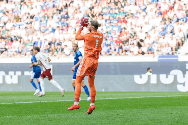Loris Karius (1, FC Schalke 04) hält den Ball sicher beim Spiel zwischen FC Augsburg v FC Schalke 04, Fussball, Herren, Bundesliga, 2026 2027, 1.Spieltag am 30.08.2026 in Augsburg, WWK ARENA. DFL and DFB regulations prohibit any use of photographs as image sequences and or quasi-video. Bayern Deutschland *** Loris Karius 1, FC Schalke 04, makes a confident save during the match between FC Augsburg and FC Schalke 04, soccer, men s, Bundesliga, 2026–2027, Matchday 1 on August 30, 2026, in Augsburg, WWK ARENA. DFL and DFB regulations prohibit any use of photographs as image sequences and or quasi-video. Bavaria, Germany