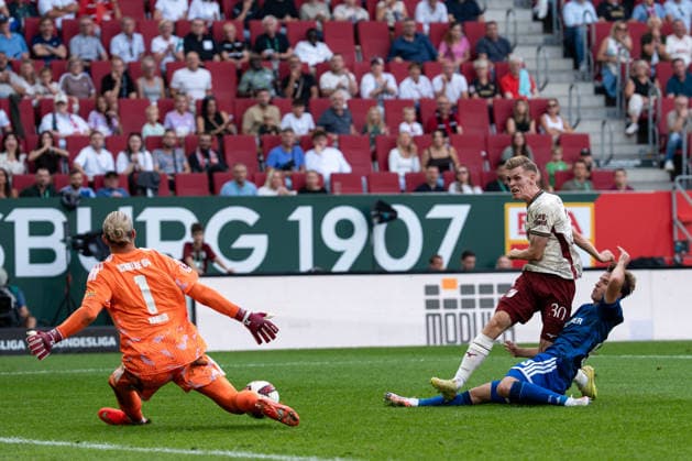 Fussball: Deutschland: 1. Bundesliga 2026 2027 - 1. Spieltag, 30.08.2026 - FC Augsburg vs. FC Schalke 04 (WWK Arena, Augsburg); Loris Karius (1, FC Schalke 04), Anton Kade (30, FC Augsburg), Vitalie Becker (33, FC Schalke 04) *** Soccer Germany 1 Bundesliga 2026–2027, Matchday 1, August 30, 2026: FC Augsburg vs. FC Schalke 04 at WWK Arena, Augsburg Loris Karius 1, FC Schalke 04, Anton Kade 30, FC Augsburg, Vitalie Becker 33, FC Schalke 04 Copyright: xValentinxDomgjonix