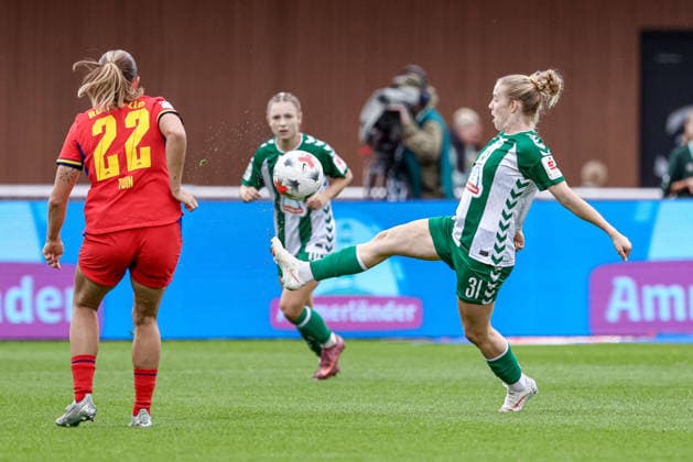 v.li.: Alieke Tuin (RB Leipzig, 22) und Elena Dhont (SV Werder Bremen, 31) im Zweikampf, Duell, Dynamik, Aktion, Action, Spielszene, DIE DFB-RICHTLINIEN UNTERSAGEN JEGLICHE NUTZUNG VON FOTOS ALS SEQUENZBILDER UND ODER VIDEOÄHNLICHE FOTOSTRECKEN. DFB REGULATIONS PROHIBIT ANY USE OF PHOTOGRAPHS AS IMAGE SEQUENCES AND OR QUASI-VIDEO., 30.08.2026, Bremen (Deutschland), Fussball, Google Pixel Frauen-Bundesliga, SV Werder Bremen - RB Leipzig *** Alieke Tuin (RB Leipzig, 22) and Elena Dhont (SV Werder Bremen, 31) in a one-on-one battle, duel, dynamic moment, action, game scene, DFB REGULATIONS PROHIBIT ANY USE OF PHOTOGRAPHS AS SEQUENCE IMAGES AND OR VIDEO-LIKE PHOTO SERIES DFB REGULATIONS PROHIBIT ANY USE OF PHOTOGRAPHS AS SEQUENCE IMAGESENCES AND OR QUASI-VIDEO, August 30, 2026, Bremen, Germany, soccer, Google Pixel Women’s Bundesliga, SV Werder Bremen vs. RB Leipzig xobx