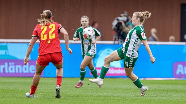 v.li.: Alieke Tuin (RB Leipzig, 22) und Elena Dhont (SV Werder Bremen, 31) im Zweikampf, Duell, Dynamik, Aktion, Action, Spielszene, DIE DFB-RICHTLINIEN UNTERSAGEN JEGLICHE NUTZUNG VON FOTOS ALS SEQUENZBILDER UND ODER VIDEOÄHNLICHE FOTOSTRECKEN. DFB REGULATIONS PROHIBIT ANY USE OF PHOTOGRAPHS AS IMAGE SEQUENCES AND OR QUASI-VIDEO., 30.08.2026, Bremen (Deutschland), Fussball, Google Pixel Frauen-Bundesliga, SV Werder Bremen - RB Leipzig *** Alieke Tuin (RB Leipzig, 22) and Elena Dhont (SV Werder Bremen, 31) in a one-on-one battle, duel, dynamic moment, action, game scene, DFB REGULATIONS PROHIBIT ANY USE OF PHOTOGRAPHS AS SEQUENCE IMAGES AND OR VIDEO-LIKE PHOTO SERIES DFB REGULATIONS PROHIBIT ANY USE OF PHOTOGRAPHS AS SEQUENCE IMAGESENCES AND OR QUASI-VIDEO, August 30, 2026, Bremen, Germany, soccer, Google Pixel Women’s Bundesliga, SV Werder Bremen vs. RB Leipzig xobx
