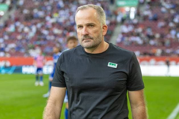 Trainer Manuel Baum (FC Augsburg) schaut, FC Augsburg vs. FC Schalke 04, Fußball-Bundesliga Fussball, 1. Bundesliga, 01. Spieltag, 30.08.2026 DFB regulations prohibit any use of photographs as image sequences and or quasi-video *** Coach Manuel Baum, FC Augsburg, FC Augsburg vs. FC Schalke 04, Bundesliga soccer, 1st Bundesliga, Matchday 1, August 30, 2026. DFB regulations prohibit any use of photographs as image sequences and or quasi-video. Copyright: xkolbert-press PeterxFastlx