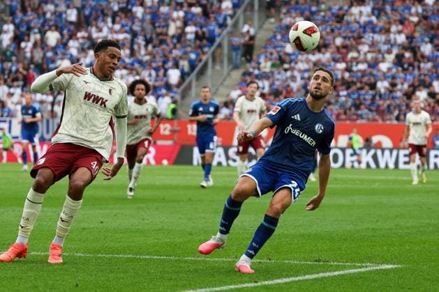 Noahkai Banks 40 (FC Augsburg) und Adil Aouchiche 24 (FC Schalke 04) in Aktion, FC Augsburg vs. FC Schalke 04, Fussball, Maenner, Bundesliga, Saison 2026 2027, Hinrunde, 1. Spieltag, 30.08.2026 DFB regulations prohibit any use of photographs as image sequences and or quasi-video Augsburg Bayern Deutschland *** Noahkai Banks, 40, of FC Augsburg, and Adil Aouchiche, 24, of FC Schalke 04, in action; FC Augsburg vs. FC Schalke 04; soccer; men s; Bundesliga; 2026–2027 season; First Half of the Season, Matchday 1, August 30, 2026. DFB regulations prohibit any use of photographs as image sequences and or quasi-video. Augsburg, Bavaria, Germany Copyright: xkolbert-press MartinxAgüerax