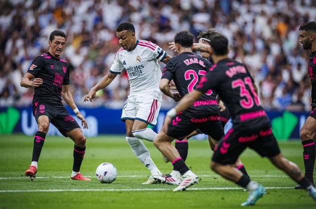Real Madrid CF v Malaga CF - LaLiga MADRID, SPAIN - AUGUST 30: Kylian Mbappe of Real Madrid CF (C) controls the ball during the LaLiga EA Sports match between Real Madrid CF and Malaga CF at Bernabeu Stadium on August 30, 2026 in Madrid, Spain. Pablo Garcia Sacristan Anadolu Madrid Spain. Editorial use only. Please get in touch for any other usage.  Copyright: x2026xAnadoluxPabloxGarciaxSacristanx