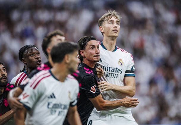 Real Madrid CF v Malaga CF - LaLiga MADRID, SPAIN - AUGUST 30: Pablo Martinez of Malaga CF (L) and Dean Huijsen of Real Madrid CF (R) during the LaLiga EA Sports match between Real Madrid CF and Malaga CF at Bernabeu Stadium on August 30, 2026 in Madrid, Spain. Pablo Garcia Sacristan Anadolu Madrid Spain. Editorial use only. Please get in touch for any other usage.  Copyright: x2026xAnadoluxPabloxGarciaxSacristanx