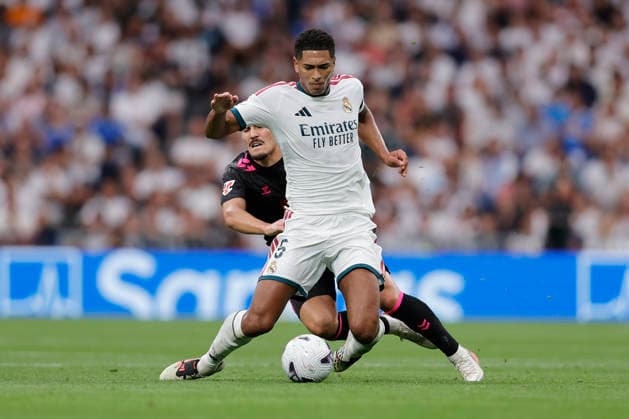 Jude Bellingham of Real Madrid CF controls the ball under pressure during the LaLiga EA Sports match between Real Madrid CF and Málaga CF at Estadio Santiago Bernabéu on August 30, 2026, in Madrid, Spain. Photo by Manu Reino, DeFodi Images