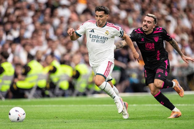 MADRID, SPAIN - AUGUST 30: Brahim Diaz of Real Madrid (L) runs with the ball under pressure from Joaquin Munoz of Malaga (R) during the LaLiga EA Sports football match between Real Madrid and Malaga at Estadio Santiago Bernabeu on August 30, 2026 in Madrid, Spain. (Photo by Ricardo Nogueira Sports Press Photo) Copyright: xRicardoxNogueira SportsxPressxPhotox Sportspressphoto_SPR219916