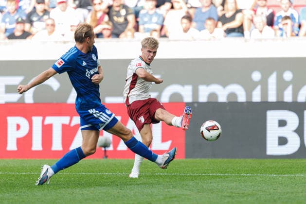 Hennes Behrens (16, FC Augsburg) und Timo Becker (5, FC Schalke 04) beim Spiel zwischen FC Augsburg v FC Schalke 04, Fussball, Herren, Bundesliga, 2026 2027, 1.Spieltag am 30.08.2026 in Augsburg, WWK ARENA. DFL and DFB regulations prohibit any use of photographs as image sequences and or quasi-video. Bayern Deutschland *** Hennes Behrens 16, FC Augsburg, and Timo Becker 5, FC Schalke 04, during the match between FC Augsburg and FC Schalke 04, soccer, men s, Bundesliga, 2026–2027, Matchday 1 on August 30, 2026, in Augsburg, WWK ARENA. DFL and DFB regulations prohibit any use of photographs as image sequences and or quasi-video. Bavaria, Germany