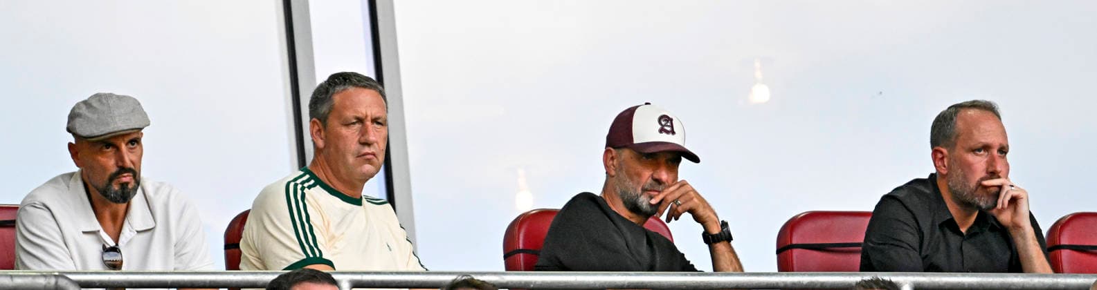 30.08.2026, Fussball Bundesliga 2026 2027, 1.Spieltag, FC Augsburg - FC Schalke 04, in der WWK-Arena Augsburg, Antonio da Silva (Deutschland), Co-Trainer Peter Krawietz (Deutschland) Trainer Jürgen Klopp (Deutschland) und (FC Augsburg) ***DFL and DFB regulations prohibit any use of photographs as image sequences and or quasi-video.*** *** August 30, 2026, 2026–2027 Bundesliga season, Matchday 1, FC Augsburg vs. FC Schalke 04, at the WWK Arena in Augsburg, Antonio da Silva (Germany), Assistant Coach Peter Krawietz (Germany), Head Coach Jürgen Klopp (Germany), and FC Augsburg ***DFL and DFB regulations prohibit any use of photographs as image sequences and or quasi-video***