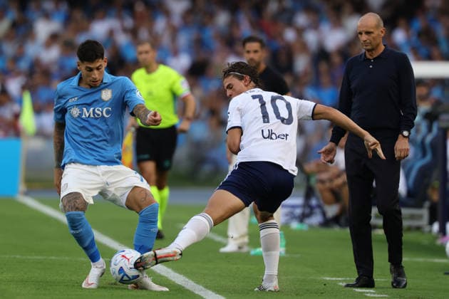 Como™s Nico Paz, Napoli™s Mathias Olivera during the Serie A soccer match between Napoli and Como at the Diego Armando Maradona Stadium in Naples, southern italy - Sunday , August 30, 2026. - Soccer .  Copyright: xAlessandroxGarofalo LaPressex