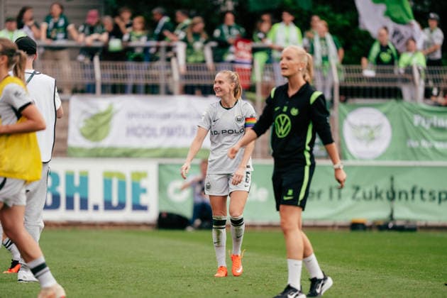 30.08.26, Women, Football, Google Pixel Frauen Bundesliga, Season 2026 2027, Bayer 04 Leverkusen - VfL Wolfsburg, Matchday 2 Janina Minge ( 6 - VfL Wolfsburg) laughing after the match Leverkusen Ulrich-Haberland-Stadion NRW Deutschland