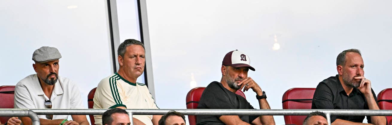 30.08.2026, Fussball Bundesliga 2026 2027, 1.Spieltag, FC Augsburg - FC Schalke 04, in der WWK-Arena Augsburg, Antonio da Silva (Deutschland), Co-Trainer Peter Krawietz (Deutschland) Trainer Jürgen Klopp (Deutschland) und (FC Augsburg). ***DFL and DFB regulations prohibit any use of photographs as image sequences and or quasi-video.*** *** August 30, 2026, 2026–2027 Bundesliga Season, Matchday 1, FC Augsburg vs. FC Schalke 04, at the WWK Arena in Augsburg, Antonio da Silva (Germany), Assistant Coach Peter Krawietz (Germany), Head Coach Jürgen Klopp (Germany), and FC Augsburg ***DFL and DFB regulations prohibit any use of photographs as image sequences and or quasi-video***