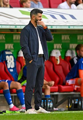 30.08.2026, Fussball Bundesliga 2026 2027, 1.Spieltag, FC Augsburg - FC Schalke 04, in der WWK-Arena Augsburg, Trainer Miron Muslic (FC Schalke 04), ***DFL and DFB regulations prohibit any use of photographs as image sequences and or quasi-video.*** *** August 30, 2026, 2026–2027 Bundesliga, Matchday 1, FC Augsburg vs. FC Schalke 04, at the WWK Arena in Augsburg, Coach Miron Muslic (FC Schalke 04), ***DFL and DFB regulations prohibit any use of photographs as image sequences and or quasi-video***
