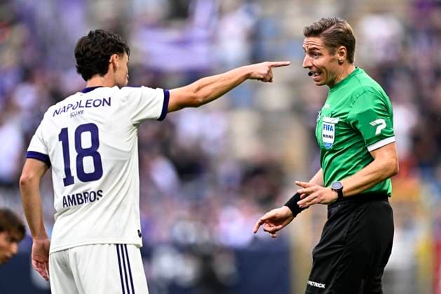 Royale Union Saint-Gilloise v RSC Anderlecht - Jupiler Pro League BRUSSELS, BELGIUM - AUGUST 30 : Ambros Lukas midfielder of RSC Anderlecht and referee Visser Lawrence during the Jupiler Pro League match between Royale Union Saint-Gilloise and RSC Anderlecht on August 30, 2026 in Brussels, Belgium, 30 08 2026 Brussels Belgium  Copyright: xTomasxSiskx