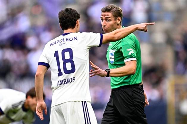 Royale Union Saint-Gilloise v RSC Anderlecht - Jupiler Pro League BRUSSELS, BELGIUM - AUGUST 30 : Ambros Lukas midfielder of RSC Anderlecht and referee Visser Lawrence during the Jupiler Pro League match between Royale Union Saint-Gilloise and RSC Anderlecht on August 30, 2026 in Brussels, Belgium, 30 08 2026 Brussels Belgium  Copyright: xTomasxSiskx