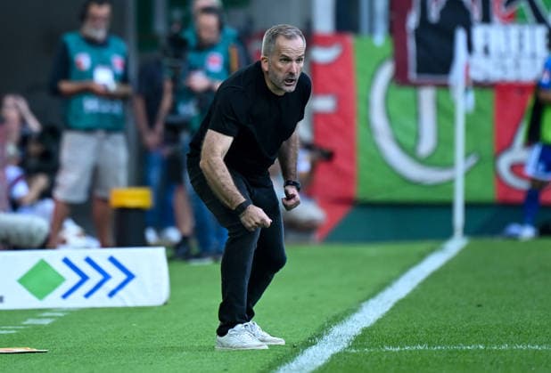 30.08.2026, xemx, Fussball 1.Bundesliga, FC Augsburg - FC Schalke 04 v.l. Cheftrainer Manuel Baum (FC Augsburg) gibt Anweisungen, gestikuliert mit den Armen, gesticulate, gives instructions (DFL DFB REGULATIONS PROHIBIT ANY USE OF PHOTOGRAPHS as IMAGE SEQUENCES and or QUASI-VIDEO) Augsburg *** August 30, 2026, xemx, Soccer, Bundesliga 1, FC Augsburg vs. FC Schalke 04: Head Coach Manuel Baum of FC Augsburg gives instructions, gesturing with his arms, gesticulate, gives instructions. DFL and DFB regulations prohibit any use of photographs as image sequences and or quasi-video. Augsburg