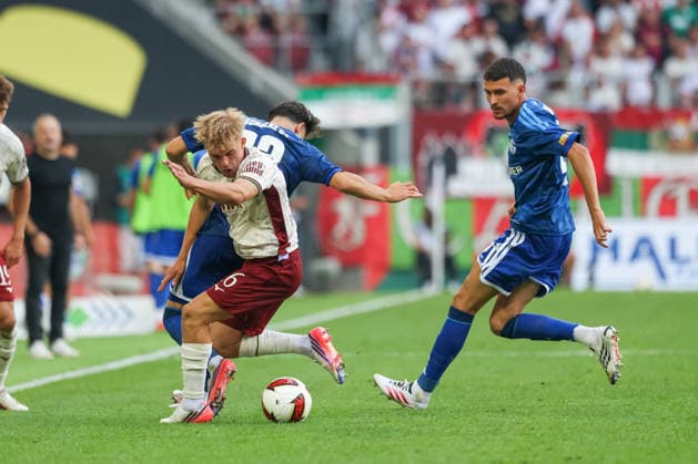 Hennes Behrens (FC Augsburg, 16) mit Ball mit Soufiane El-Faouzi (FC Schalke 04, 23) und Dejan Ljubicic (FC Schalke 04, 21), GER, FC Augsburg vs. FC Schalke 04, Fussball, Bundesliga, 1. Spieltag, Saison 2026 2027, 30.08.2026, DFL DFB REGULATIONS PROHIBIT ANY USE OF PHOTOGRAPHS as IMAGE SEQUENCES and or QUASI-VIDEO, GER, FC Augsburg vs. FC Schalke 04, Fussball, Bundesliga, 1. Spieltag, Saison 2026 2027, 30.08.2026 Augsburg *** Hennes Behrens (FC Augsburg), 16, with the ball, alongside Soufiane El Faouzi (FC Schalke 04), 23, and Dejan Ljubicic (FC Schalke 04), 21, GER, FC Augsburg vs. FC Schalke 04, Soccer, Bundesliga, Matchday 1, 2026–2027 season, August 30, 2026, DFL and DFB regulations prohibit any use of photographs as image sequences and or quasi-video, GER, FC Augsburg vs. FC Schalke 04, soccer, Bundesliga, Matchday 1, 2026–2027 season, August 30, 2026, Augsburg Copyright: xEibner-Pressefoto JennixMaulx EP_JML
