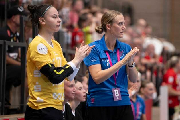 Halle, Germany, August 30, 2026. From left: Goalie Sara Suba (Metzingen) and Coach Mitiam Hirsch (Metzingen). Women’s Handball Bundesliga, 2026–2027 season. SV Union Halle Neustadt vs. TuS Metzingen. Halle an der Saale Copyright: xEibner-Pressefotox EP_