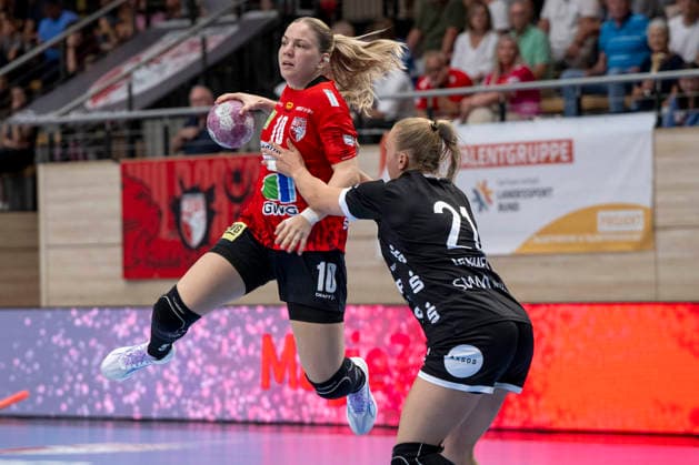 Halle, Germany, August 30, 2026. From left: Viktoria Marksteiner (Halle) and Svenja Demmel (Metzingen). Women’s Handball Bundesliga, 2026–2027 Season. SV Union Halle Neustadt vs. TuS Metzingen Halle Saale Copyright: xEibner-Pressefotox EP_