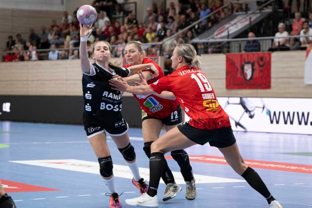 Halle, Germany, August 30, 2026. From left to right in a one-on-one battle: Johanna Farkas (Metzingen), Ilona Kieffer (Halle), and Lea Gruber (Halle). Women’s Handball Bundesliga, 2026–2027 season. SV Union Halle Neustadt vs. TuS Metzingen Halle Saale Copyright: xEibner-Pressefotox EP_