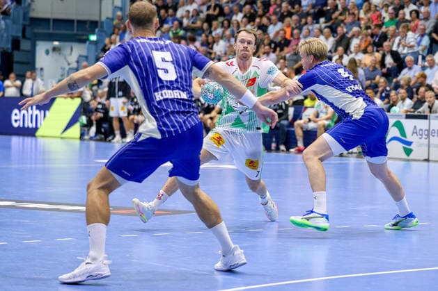 August 30, 2026, xsefx, Handball, 1st Handball League, VfL Gummersbach vs. SC Magdeburg, 2026–2027 Men’s Season, Schwalbe Arena: Felix Claar (SC Magdeburg 07) in a duel against Tilen Kodrin (VfL Gummersbach 05) and Ellidi Vidarsso (VfL Gummersbach 04), North Rhine-Westphalia, Germany