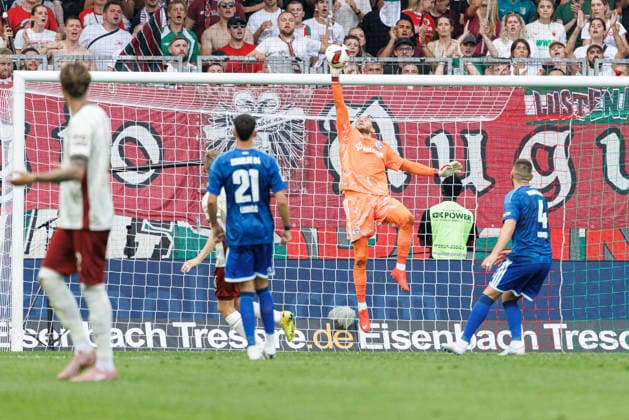 Loris Karius (1, FC Schalke 04) rettet beim Spiel zwischen FC Augsburg v FC Schalke 04, Fussball, Herren, Bundesliga, 2026 2027, 1.Spieltag am 30.08.2026 in Augsburg, WWK ARENA. DFL and DFB regulations prohibit any use of photographs as image sequences and or quasi-video. Bayern Deutschland *** Loris Karius 1, FC Schalke 04 makes a save during the match between FC Augsburg and FC Schalke 04, soccer, men s, Bundesliga, 2026–2027, Matchday 1 on August 30, 2026, in Augsburg, WWK ARENA. DFL and DFB regulations prohibit any use of photographs as image sequences and or quasi-video. Bavaria, Germany