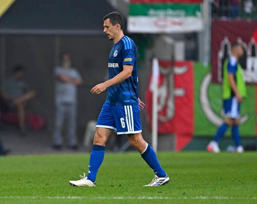 30.08.2026, Fussball Bundesliga 2026 2027, 1.Spieltag, FC Augsburg - FC Schalke 04, in der WWK-Arena Augsburg, Ron Schallenberg (FC Schalke 04) verläßt das Spiel nach seiner Roten Karte ***DFL and DFB regulations prohibit any use of photographs as image sequences and or quasi-video.*** *** August 30, 2026, 2026–2027 Bundesliga, Matchday 1, FC Augsburg vs. FC Schalke 04, at the WWK Arena in Augsburg; Ron Schallenberg of FC Schalke 04 is sent off after receiving a red card ***DFL and DFB regulations prohibit any use of photographs as image sequences and or quasi-video***