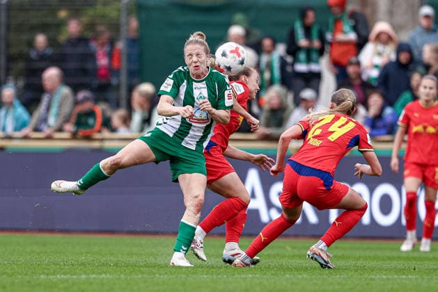 v.li.: Elena Dhont (SV Werder Bremen, 31)n und Lou-Ann Joly (RB Leipzig, 6) im Zweikampf, Duell, Dynamik, Aktion, Action, Spielszene, DIE DFB-RICHTLINIEN UNTERSAGEN JEGLICHE NUTZUNG VON FOTOS ALS SEQUENZBILDER UND ODER VIDEOÄHNLICHE FOTOSTRECKEN. DFB REGULATIONS PROHIBIT ANY USE OF PHOTOGRAPHS AS IMAGE SEQUENCES AND OR QUASI-VIDEO., 30.08.2026, Bremen (Deutschland), Fussball, Google Pixel Frauen-Bundesliga, SV Werder Bremen - RB Leipzig *** From left: Elena Dhont (SV Werder Bremen), 31, and Lou Ann Joly (RB Leipzig), 6, in a one-on-one battle, duel, dynamic moment, action, game scene, DFB REGULATIONS PROHIBIT ANY USE OF PHOTOGRAPHS AS SEQUENCE IMAGES AND OR VIDEO-LIKE PHOTO SERIES DFB REGULATIONS PROHIBIT ANY USE OF PHOTOGRAPHS AS SEQUENCEENCES AND OR QUASI-VIDEO, August 30, 2026, Bremen, Germany, soccer, Google Pixel Women’s Bundesliga, SV Werder Bremen vs. RB Leipzig xobx