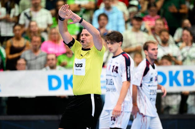 Wetzlar HBL 26 27 HSG Wetzlar SG BBM Bietigheim Referee: Denis Regner Wetzlar Buderus Arena Germany