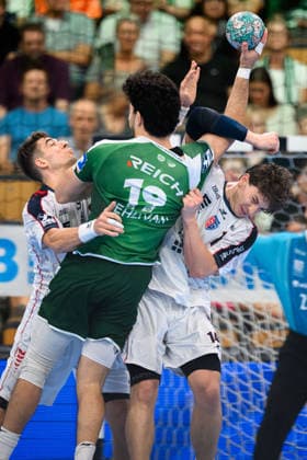 Wetzlar HBL 26 27 HSG Wetzlar SG BBM Bietigheim (from left in a one-on-one matchup): Nikola Vlahovic (Bietigheim), Doruk Pehlivan (Wetzlar), Fynn Nicolaus (Bietigheim). Wetzlar Buderus Arena, Germany