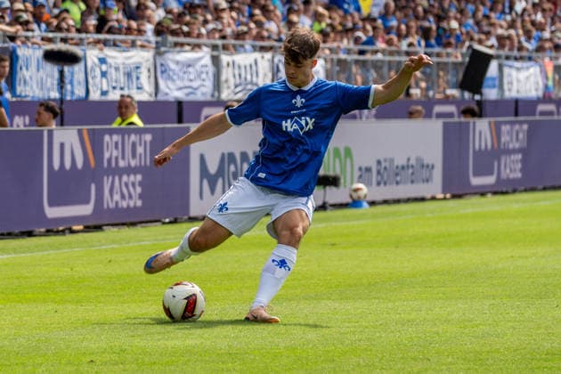 Spielszene, Freisteller, Portrait Noah Weisshaupt (SV Darmstadt 98, 07) bringt den Ball per Flanke in den Strafraum, GER, SV Darmstadt 98 vs. Hannover 96, Fussball, 2. Bundesliga, 3. Spieltag, Saison 2026 2027, 30.08.2026, DFL REGULATIONS PROHIBIT ANY USE OF PHOTOGRAPHS AS IMAGE SEQUENCES AND OR QUASI-VIDEO, GER, SV Darmstadt 98 vs. Hannover 96, Fussball, 2. Bundesliga, 3. Spieltag, Saison 2026 2027, 30.08.2026 Darmstadt *** Game scene, cutout, portrait: Noah Weisshaupt (SV Darmstadt 98, 07) crosses the ball into the penalty area, GER, SV Darmstadt 98 vs. Hannover 96, soccer, 2. Bundesliga, Matchday 3, 2026–2027 season, August 30, 2026, DFL regulations prohibit any use of photographs as image sequences and or quasi-video, GER, SV Darmstadt 98 vs. Hannover 96, soccer, 2. Bundesliga, Matchday 3, 2026–2027 season, August 30, 2026, Darmstadt Copyright: xEibner-Pressefoto J-NxGroemlingx EP_JGG