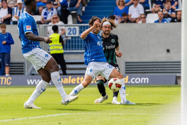 Spielszene, Zweikampf, Offensivaktion, v.l. Patric Pfeiffer (SV Darmstadt 98, 06), Christopher Lannert (SV Darmstadt 98, 28), Kolja Oudenne (Hannover 96, 29), GER, SV Darmstadt 98 vs. Hannover 96, Fussball, 2. Bundesliga, 3. Spieltag, Saison 2026 2027, 30.08.2026, DFL REGULATIONS PROHIBIT ANY USE OF PHOTOGRAPHS AS IMAGE SEQUENCES AND OR QUASI-VIDEO, GER, SV Darmstadt 98 vs. Hannover 96, Fussball, 2. Bundesliga, 3. Spieltag, Saison 2026 2027, 30.08.2026 Darmstadt *** Game action, tackle, offensive play, from left: Patric Pfeiffer (SV Darmstadt 98), 06, Christopher Lannert (SV Darmstadt 98), 28, Kolja Oudenne (Hannover 96), 29, GER, SV Darmstadt 98 vs. Hannover 96, Soccer, 2. Bundesliga, Matchday 3, 2026–2027 season, August 30, 2026, DFL regulations prohibit any use of photographs as image sequences and or quasi-video, GER, SV Darmstadt 98 vs. Hannover 96, soccer, 2. Bundesliga, Matchday 3, 2026–2027 season, August 30, 2026, Darmstadt Copyright: xEibner-Pressefoto J-NxGroemlingx EP_JGG