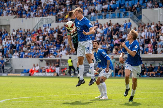 Spielszene, Zweikampf, Kopfball, Kopfballduell, Duell, v.l. Maurice Neubauer (Hannover 96, 33), Yannik Luehrs (SV Darmstadt 98, 49), Raoul Petretta (SV Darmstadt 98, 18), Nicolas Verkooijen (SV Darmstadt 98, 10), GER, SV Darmstadt 98 vs. Hannover 96, Fussball, 2. Bundesliga, 3. Spieltag, Saison 2026 2027, 30.08.2026, DFL REGULATIONS PROHIBIT ANY USE OF PHOTOGRAPHS AS IMAGE SEQUENCES AND OR QUASI-VIDEO, GER, SV Darmstadt 98 vs. Hannover 96, Fussball, 2. Bundesliga, 3. Spieltag, Saison 2026 2027, 30.08.2026 Darmstadt *** Game play, tackle, header, header duel, duel, from left: Maurice Neubauer (Hannover 96), 33, Yannik Luehrs (SV Darmstadt 98), 49, Raoul Petretta (SV Darmstadt 98), 18, Nicolas Verkooijen (SV Darmstadt 98), 10, GER, SV Darmstadt 98 vs. Hannover 96, soccer, 2. Bundesliga, Matchday 3, 2026–2027 season, August 30, 2026, DFL regulations prohibit any use of photographs as image sequences and or quasi-video, GER, SV Darmstadt 98 vs. Hannover 96, Soccer, 2. Bundesliga, Matchday 3, 2026–2027 season, August 30, 2026, Darmstadt Copyright: xEibner-Pressefoto J-NxGroemlingx EP_JGG