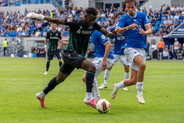 Spielszene, Dribbling, Offensivaktion, v.l. Mustapha Bundu (Hannover 96, 07), Milan Smit (SV Darmstadt 98, 36), GER, SV Darmstadt 98 vs. Hannover 96, Fussball, 2. Bundesliga, 3. Spieltag, Saison 2026 2027, 30.08.2026, DFL REGULATIONS PROHIBIT ANY USE OF PHOTOGRAPHS AS IMAGE SEQUENCES AND OR QUASI-VIDEO, GER, SV Darmstadt 98 vs. Hannover 96, Fussball, 2. Bundesliga, 3. Spieltag, Saison 2026 2027, 30.08.2026 Darmstadt *** Game highlight, dribbling, offensive play, from left: Mustapha Bundu (Hannover 96), 07, Milan Smit of SV Darmstadt 98, 36, GER, SV Darmstadt 98 vs. Hannover 96, soccer, 2. Bundesliga, Matchday 3, 2026–2027 season, August 30, 2026, DFL regulations prohibit any use of photographs as image sequences and or quasi-video, GER, SV Darmstadt 98 vs. Hannover 96, soccer, 2. Bundesliga, Matchday 3, 2026–2027 season, August 30, 2026, Darmstadt Copyright: xEibner-Pressefoto J-NxGroemlingx EP_JGG